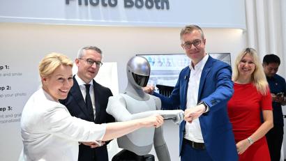 Bild: Bernd von Jutrczenka/dpa
Beim Eröffnungsrundgang zur diesjährigen IFA wurde den Politikern unter anderem ein Roboter der Marke Xiaomi präsentiert.