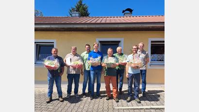 Bild: Florian Greim
Bei der Betriebs- und Personalratsversammlung des Forstbetriebs Waldsassen standen die Mitarbeiterehrungen im Vordergrund. Von links: Bernhard Stich, Siegfried Sölch, Alexander Dietl, Robert Kraus, Dietmar Michalski, Norbert Zintl, Bertram Michel und Florian Greim.