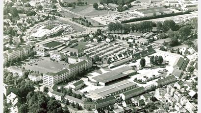 Luftbild: Heinz Hoffmannbeck
Zum Abschluss unserer Luftbildserie gibt es etwas, was es nicht mehr gibt. Wir sehen im Vordergrund die damals noch aktive Kaiser-Wilhelm-Kaserne (heute OTH). Dahinter ist das Zinkl-Areal zu erkennen (heute Wüste), oben rechts steht der Meister-Kauf (später Real, heute abgerissen).