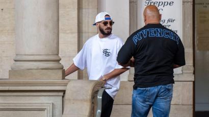 Bild: Monika Skolimowska/dpa
Rapper Shindy hat wegen eines Rippenbruchs seine geplante Tour absagen müssen. (Archivbild)