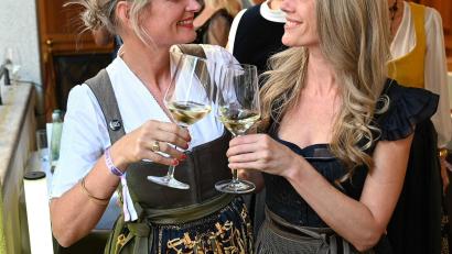 Bild: Lucas Caspari/dpa
Sina Scherer (links) und Silke Völling veranstalten das lesbische WIesn-Event.