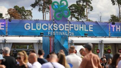 Bild: Sascha Thelen/dpa
Auch am zweiten Festivaltags sorgte der Streit um Alphaville abseits der guten Stimmung auf dem Ring und der ausverkauften Tickets für Debatten.