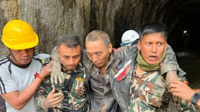 Bild: Uncredited/Nepal Army vai AP/dpa
Rettungskräfte tragen einen Überlebenden der Sturzflutkatastrophe in Nepal.