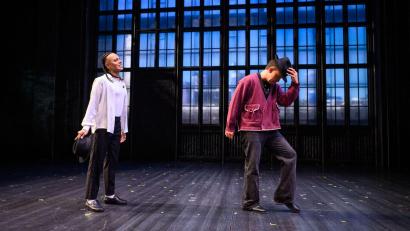 Bild: Daniel Reinhardt/dpa
Der Musiker Nico Santos (r) nimmt an einem Moonwalk-Workshop im Stage Theater an der Elbe teil.
