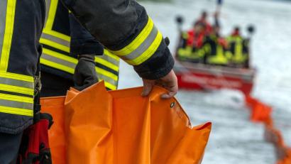 Bild: Pia Bayer/dpa
Feuerwehrleute errichten auf der Donau eine Ölsperre. (Symbolbild)