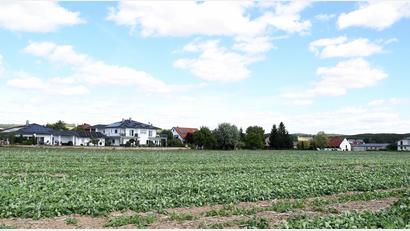 Bild: Alfred Schorner
Auf der bisher landwirtschaftlich genutzten Fläche südlich von Hiltersdorf soll ein Wohngebiet mit 15 Bauparzellen entstehen.