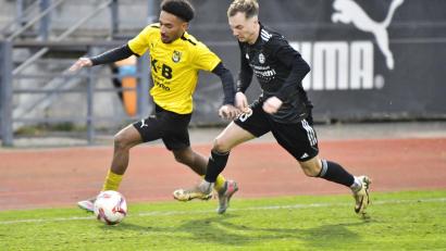 Archivbild: Hubert Ziegler
Jamario Carswell (links) erzielte gegen Tegernheim das 1:0 für den FC Amberg.