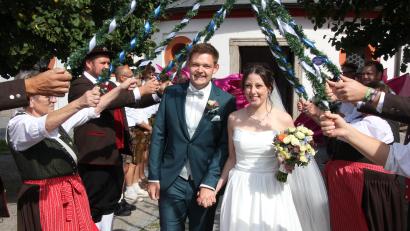 Bild: Konrad Rosner
Das Brautpaar durchschreitet das Ehrenspalier des Wiesauer Heimatvereins.