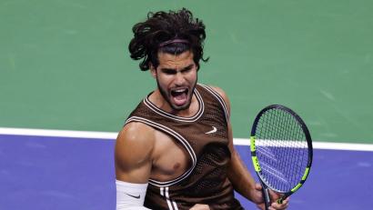 Bild: Adam Hunger/AP/dpa
In den ersten Spielen gab es bei Alcaraz noch Nippel-Alarm.