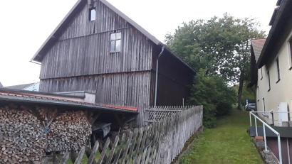 Bild: wkr
Nach langwierigen Verhandlungen hat die Gemeinde Ebnath diese Scheune neben dem Feuerwehrhaus erworben.