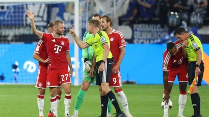 Bild: Fabian Strauch/dpa
Die Bayern-Spieler beschweren sich bei Schiedsrichter Robert Schröder.