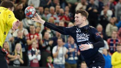 Bild: Frank Molter/dpa
Emil Jakobsen führte die SG Flensburg-Handewitt zum dritten Sieg im dritten Spiel. (Archivbild)