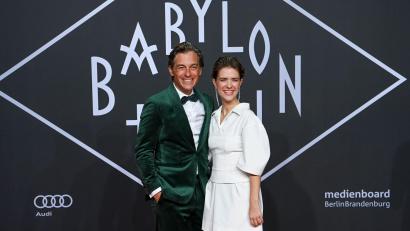 Bild: Jens Kalaene/dpa
Volker Bruch und Liv Lisa Fries spielen die „Babylon Berlin“-Hauptrollen. (Archivbild von 2022)