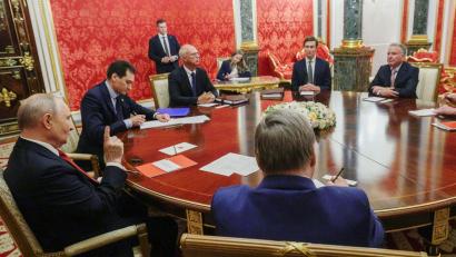 Bild: Uncredited/Pool Sputnik Kremlin/AP/dpa
Der Kremlchef hatte Kushner und Witkoff den ganzen Tag warten lassen.