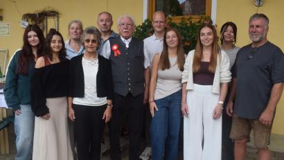 Bild: Richard Braun
Im Kreise seiner Familie und vieler Freunde konnte Siegmund Kochherr seinen 80. Geburtstag feiern. Zu den ersten Gratulanten zählten seine Ehefrau Anneliese, die Kinder Sabine und Rainer und sieben Enkelkinder.