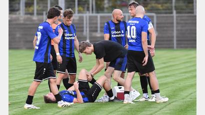 Bild: Gerhard Büttner
Sorge um Patrik Vacek: Der Außenverteidiger der SpVgg SV Weiden erlitt beim 1:2 gegen den SV Fortuna Regensburg eine Knieverletzung. Es besteht der Verdacht auf Kreuzbandriss.