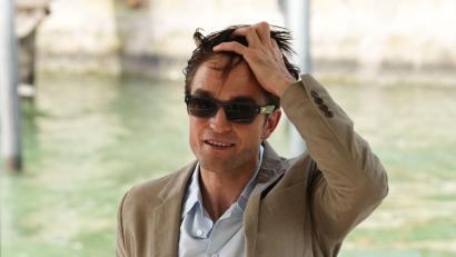 Bild: Alessandra Tarantino/Invision/AP/dpa
Den Lido erreichen die Stars per Boot, so auch Robert Pattinson.