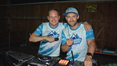 Bild: Josef Rosner
Das DJ-Duo Gipfelstürmer zeigte am Freitagabend in Wurz, was sie draufhaben. Sie verstanden es prächtig, die jungen Leute bei ihrer Show mitzunehmen, so dass sich die Halle schnell in ein Tollhaus verwandelte.