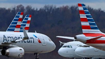 Bild: Gene J. Puskar/AP/dpa
Ein Inlandsflug der US-Gesellschaft American Airlines musste in Baltimore zwischenlanden, um einen randalierenden Passagier von Bord holen zu lassen. (Archivbild).