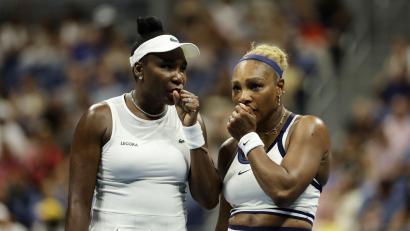 Bild: Adam Hunger/AP/dpa
Venus (l) und Serena Williams berieten sich auf dem Court.