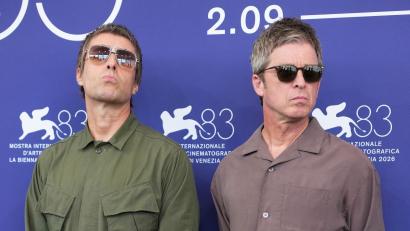 Bild: Scott A Garfitt/Invision/AP/dpa
Liam Gallagher (l) und Noel Gallagher beim traditionellen Fototermin vor der Pressekonferenz.