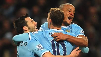 Bild: Peter Powell/dpa
Einst gemeinsam bei Manchester City: Edin Dzeko (M.) und Vincent Kompany. (Archivbild)