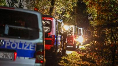Bild: Christoph Reichwein/dpa
Die Polizei war am Freitag in einem Wald im Einsatz, wo das Fahrzeug des Tatverdächtigen gefunden wurde.