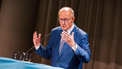 Bild: Moritz Frankenberg/dpa
„Deutschland muss ein Industrieland bleiben!“, forderte Bundeskanzler Friedrich Merz (CDU) auf einer Veranstaltung der CDU Niedersachsen in Langenhagen bei Hannover.