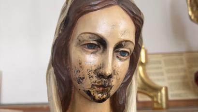 Bild: Polizeiinspektion Nittendorf
So sieht die Marienfigur in Eichelberg nach (!) der Reinigung aus.