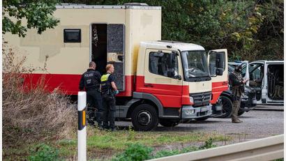 Bild: Daniel Evers/WupperVideo/dpa
Dieser zu einem Wohnwagen umgebaute Lkw soll dem Tatverdächtigen gehören.