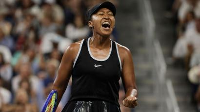 Bild: Adam Hunger/AP/dpa
Naomi Osaka jubelt erleichtert.