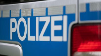 Bild: Marijan Murat/dpa
Die Polizei sperrt die Autobahn in Richtung Würzburg. (Symbolbild)