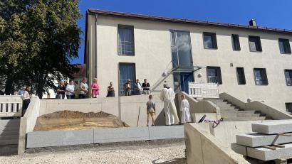 Bild: Christian Kalis
Dort, wo sich bis 1558 der Städtische Friedhof befand, wurden die Gebeine erneut bestattet.