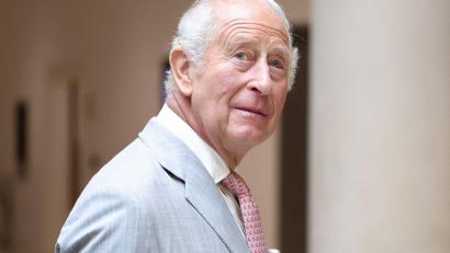 Bild: Toby Shepheard/PA Wire/dpa
Dass Charles nicht selbst zur Beerdigung von Harald V. reist, mag auf den ersten Blick erstaunen - ist aber in der britischen Monarchie übliche Praxis.