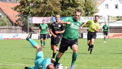 Bild: Rudi Gebert
Der SV Mitterteich kassierte am Samstag gegen den 1. FC Trogen mit 1:3 die erste Niederlage in dieser Saison. Hier kommt Marco Kießling gegen Gästetorwart Fabian Rupprecht zu spät.