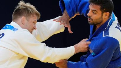 Bild: Eugene Hoshiko/AP
Judoka Timo Cavelius (l) wurde nach einer Prügelattacke in der Bundesliga im Krankenhaus operiert. (Archivbild)