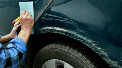 Symbolbild: Roland Weihrauch/dpa
Rückwärts ausrangieren und gegen ein anderes Auto gestoßen: Ein Parkrempler ist schnell passiert. Die Polizei empfiehlt, immer die Beamten zu rufen, wenn der Besitzer des anderen Wagens nicht da ist. Nur ein Zettel ist zu wenig.
