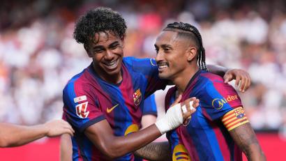 Bild: Alberto Saiz/AP/dpa
Barcelonas Lamine Yamal (l) und Raphinha feiern den nächsten Sieg.