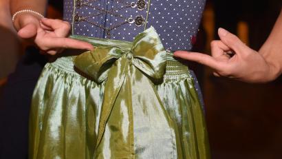 Bild: Felix Hörhager/dpa
Wo die Dirndl-Schleife sitzt, ist nicht egal. (Archivbild)