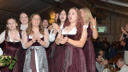 Bild: Elisabeth Dobmayer
Beim österreichischen Dialektlied "Fürstenfeld" von S. T. S. sangen die Festdamen kräftig mit. "I wü ham nach Fürstenfeld", schallte es lautstark durch das Zelt.