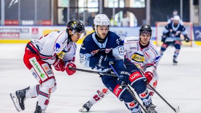 Bild: Tobias Neubert
Top-Neuzugang Brayden Tracey (Mitte) feierte gegen den EV Landshut sein Heim-Debüt im Trikot der Blue Devils Weiden.