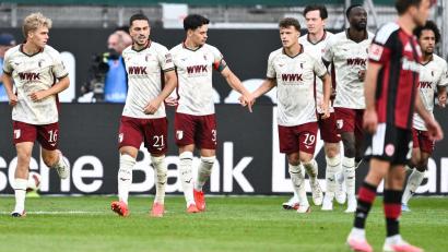 Bild: Florian Wiegand/dpa
Der FC Augsburg bejubelte in Frankfurt den zweiten Saisonsieg.