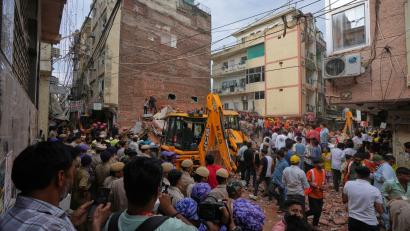 Bild: Rajesh Kumar Singh/AP/dpa
Rettungskräfte suchen in Neu-Delhi unter den Trümmern eines eingestürzten Gebäudes nach Überlebenden.