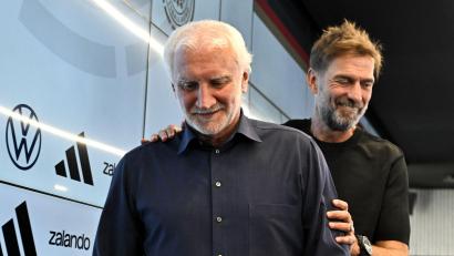 Bild: Florian Wiegand/dpa
Rudi Völler (l) glaubt an einen Aufschwung unter dem neuen Bundestrainer Jürgen Klopp (r). (Archivbild)