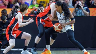 Bild: Andreas Gora/dpa
Nyara Sabally und die deutschen Basketballerinnen sind bei der WM wieder auf Kurs.