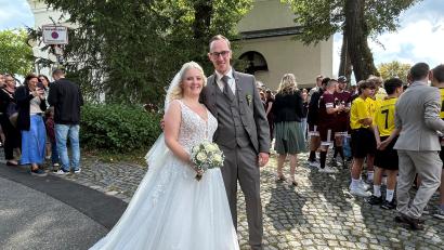Bild: ck
Die beiden strahlen: Lea Walbert und Manuel Zimmermann haben am Samstag in der Klosterkirche St. Felix in Neustadt/WN geheiratet. Faschingsverein und DJK Neustadt/WN gratulierten nach der kirchlichen Trauung und stießen dann gleich auf das Brautpaar an.