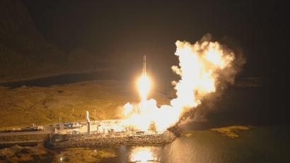 Bild: -/Isar Aerospace/dpa
Das in Ottobrunn bei München ansässige Unternehmen hat nach monatelangen Verzögerungen und viermaliger Verschiebung des zweiten Testflugs einen großen Erfolg erzielt.