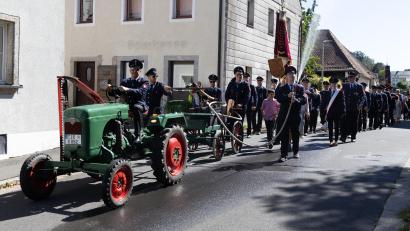 Bild: Roland Wellenhoefer
Ein historischer Allgaier-Traktor mit Handdruckspritze führte den Festzug durch Wildenreuth an.