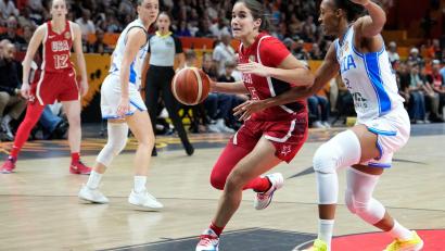 Bild: Ebrahim Noroozi/AP/dpa
Die US-Basketballerinnen hatten mit Italien mehr Mühe als gedacht.