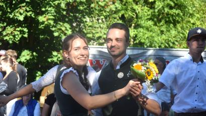 Bild: Ernst Frischholz
Isabell Schmidt und Johannes Stahl hielten zum Schluss den Kirwastrauß in ihren Händen. Damit sind sie das neue Oberkirwapaar von Weißenbrunn.